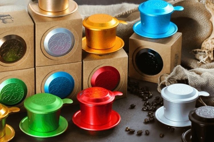 Nhôm được mạ nhiều màu sắc để làm vật trang trí, đồ gia dụng