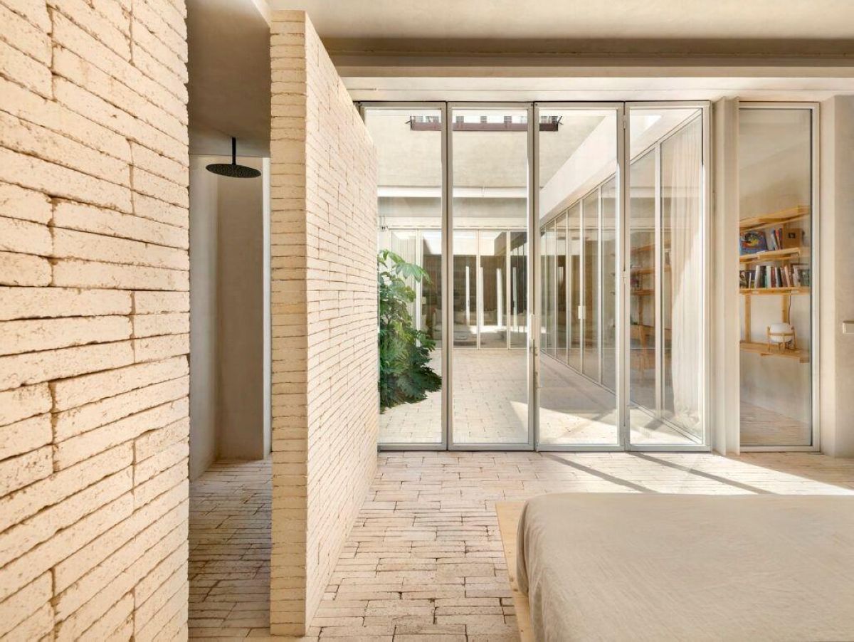 Cửa nhôm kính trong suốt giúp không gian thêm phần thoải mái