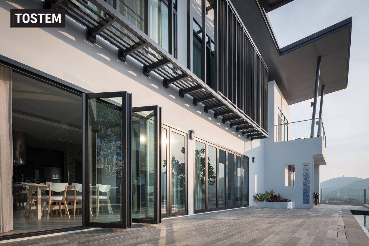Một mẫu cửa kính cường lực khung nhôm xếp trượt của thương hiệu TOSTEM cực kỳ sang trọng