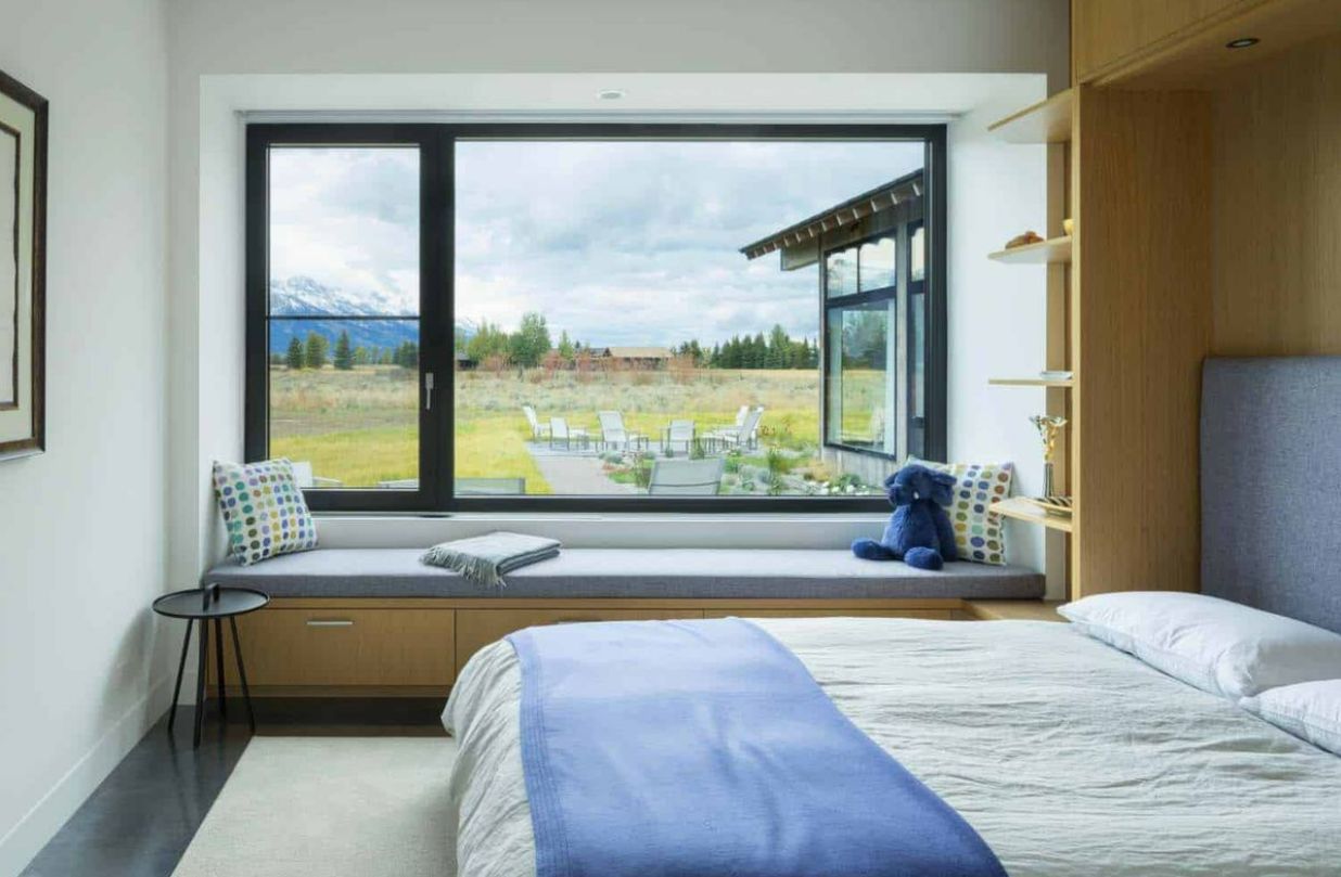 Cửa sổ mở quay lắp đặt cùng vách cố định góp phần mở rộng tầm nhìn cho phòng ngủ