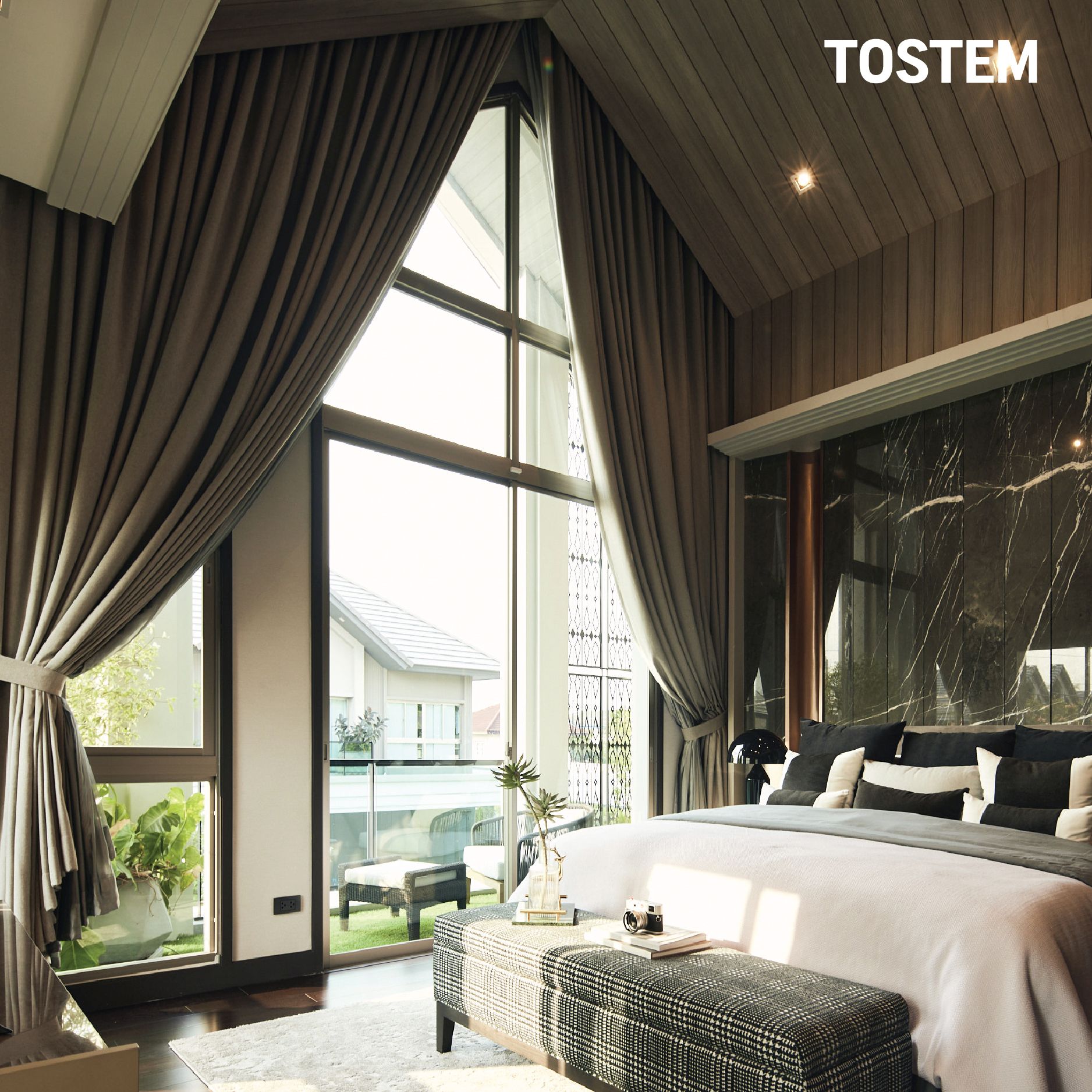 Thiết kế cửa lùa của TOSTEM kết hợp vách kính trên cao – tối đa hóa ánh sáng tự nhiên cho phòng ngủ
