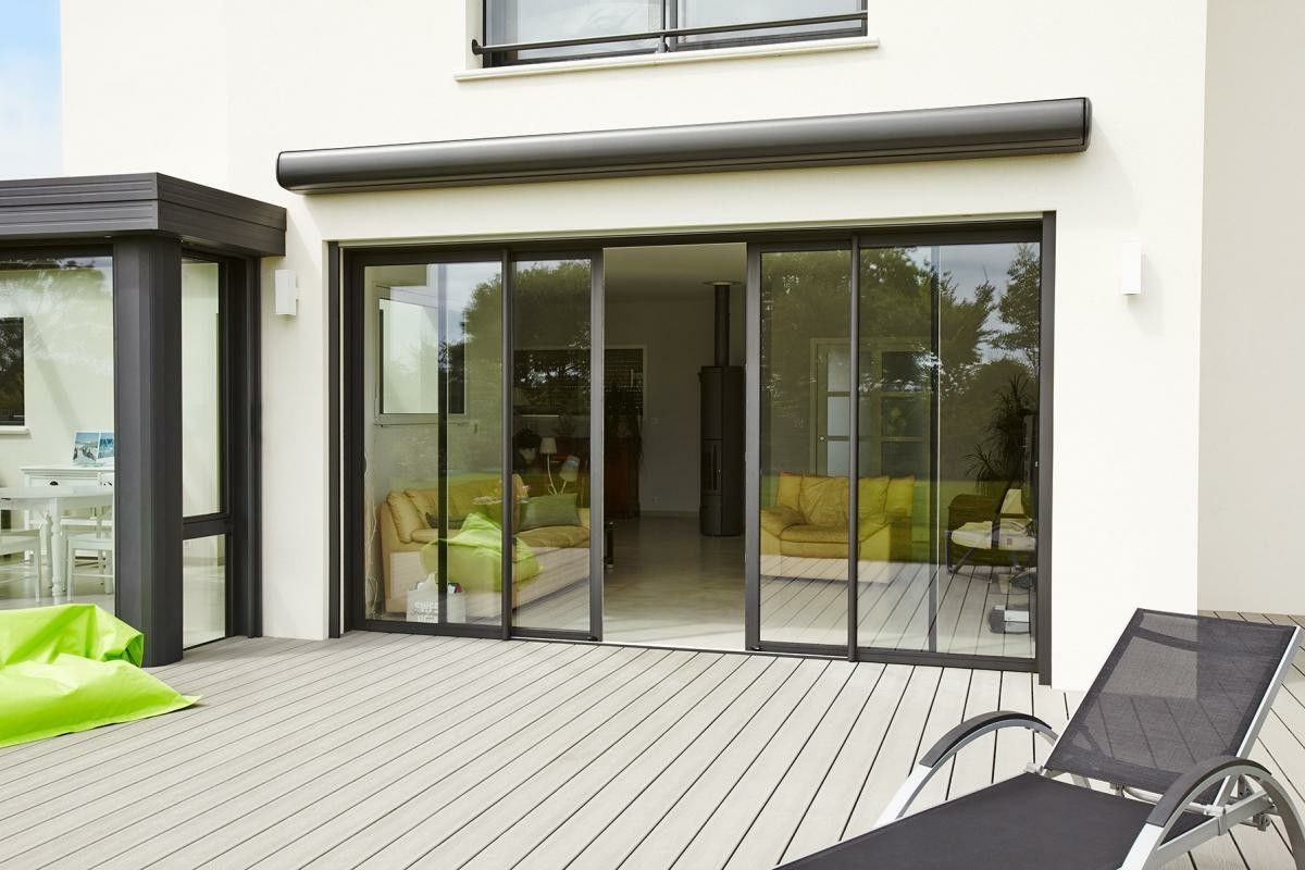 Cửa đi mở trượt 2 cánh kết hợp vách cố định 2 bên - mở rộng tầm nhìn, tối ưu ánh sáng tự nhiên.