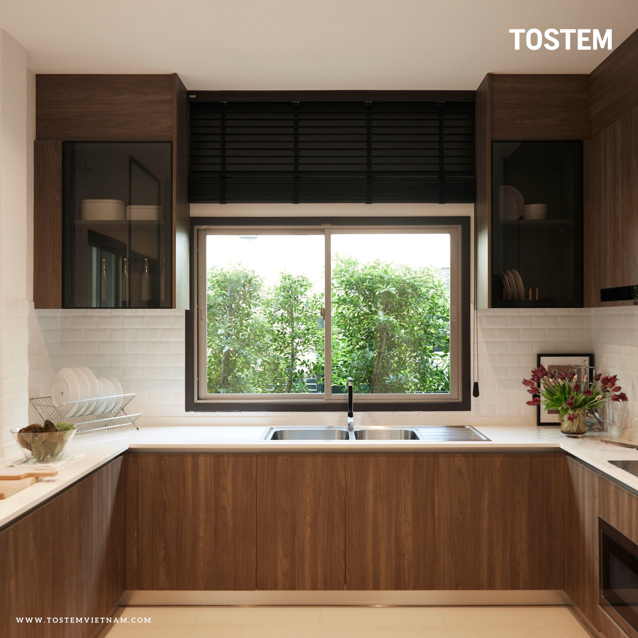 Không gian bếp mở thoáng với cửa sổ lùa 2 ray trượt nhẹ nhàng