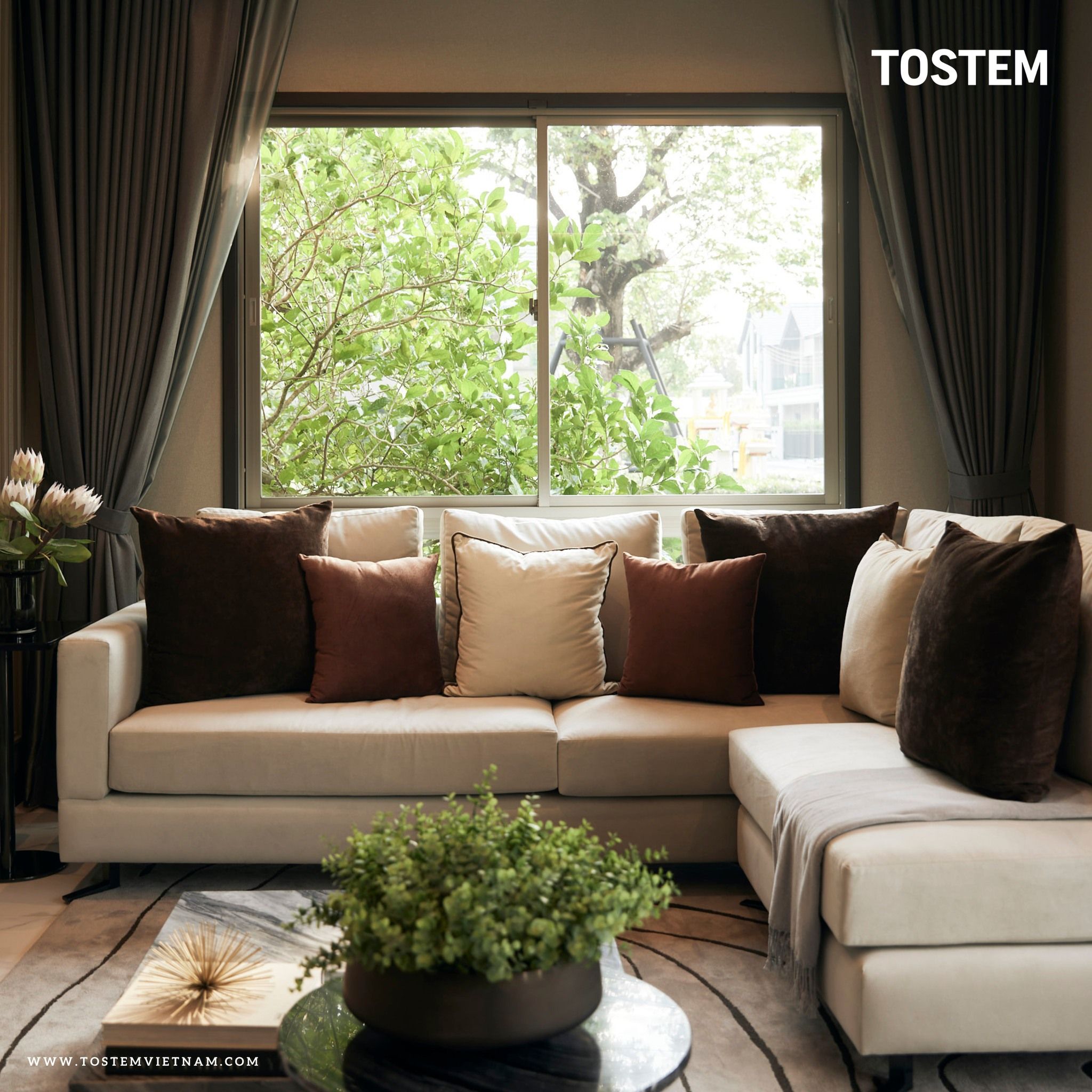 Biệt thự vườn lắp đặt cửa sổ lùa TOSTEM – sang trọng, hiện đại