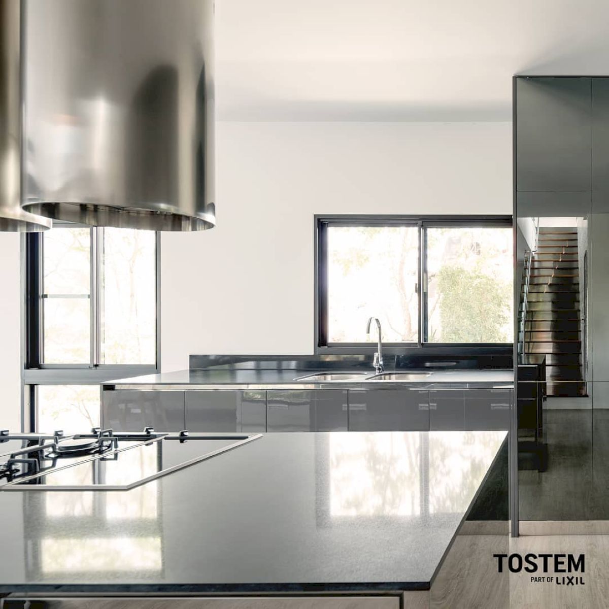 Cửa sổ lùa kết hợp vách kính cố định của TOSTEM phòng bếp sáng tràn đầy năng lượng