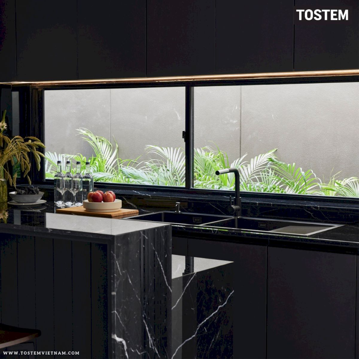 Cửa sổ nhôm lùa 2 cánh của TOSTEM cho phòng bếp