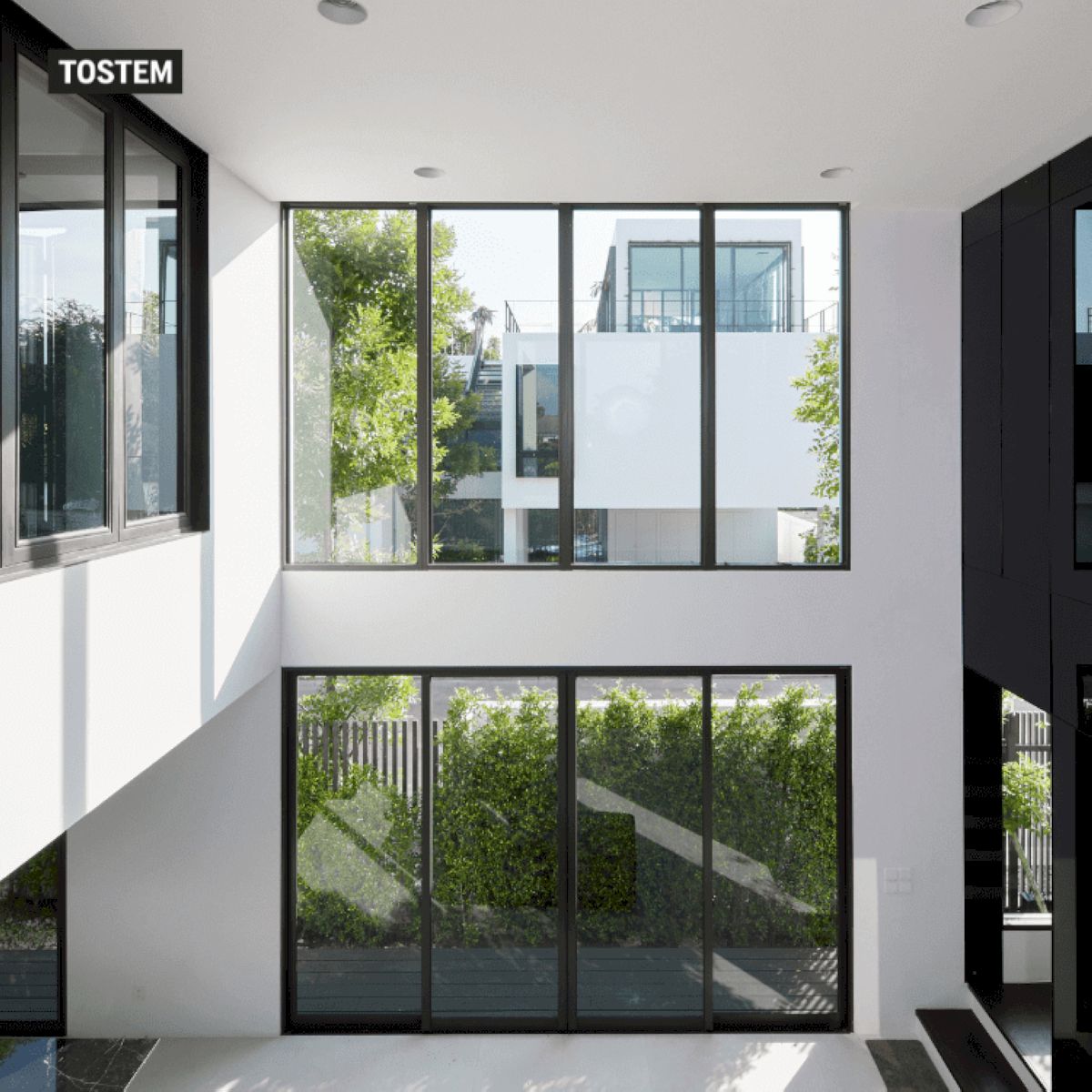 Mẫu cửa đi 4 cánh nhôm kính TOSTEM với khả năng hứng ánh sáng tự nhiên tốt