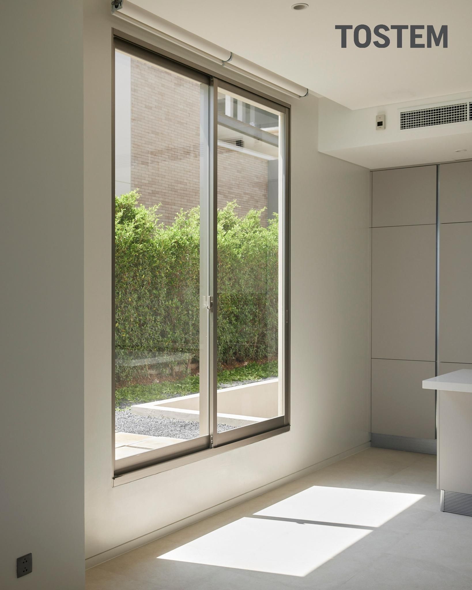 Thiết kế cửa lùa 2 cánh của TOSTEM với khung nhôm thanh mảnh, kính lớn tối ưu tầm nhìn.