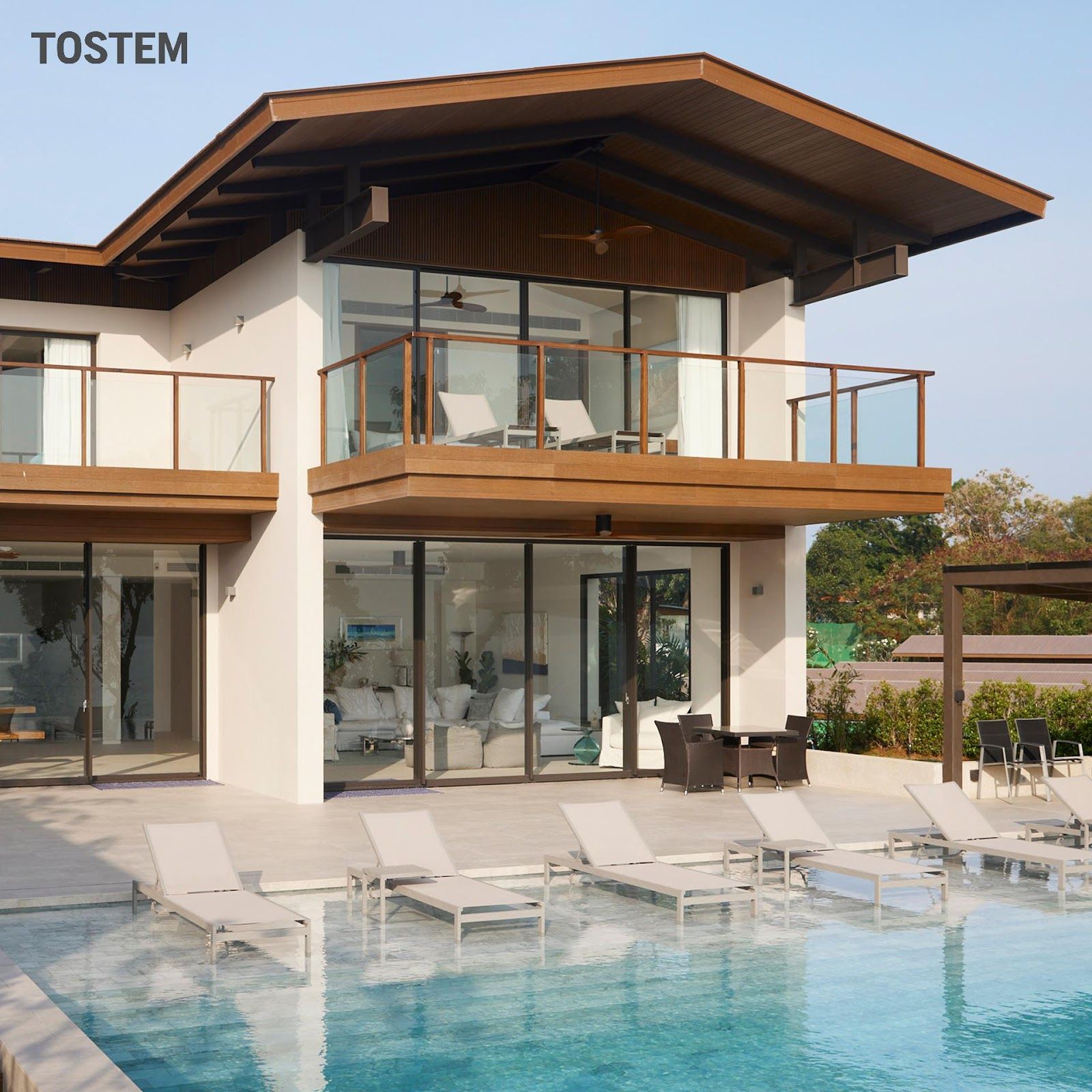 Cửa trượt 4 cánh nhôm kính của TOSTEM cỡ lớn cho villa, biệt thự nghỉ dưỡng