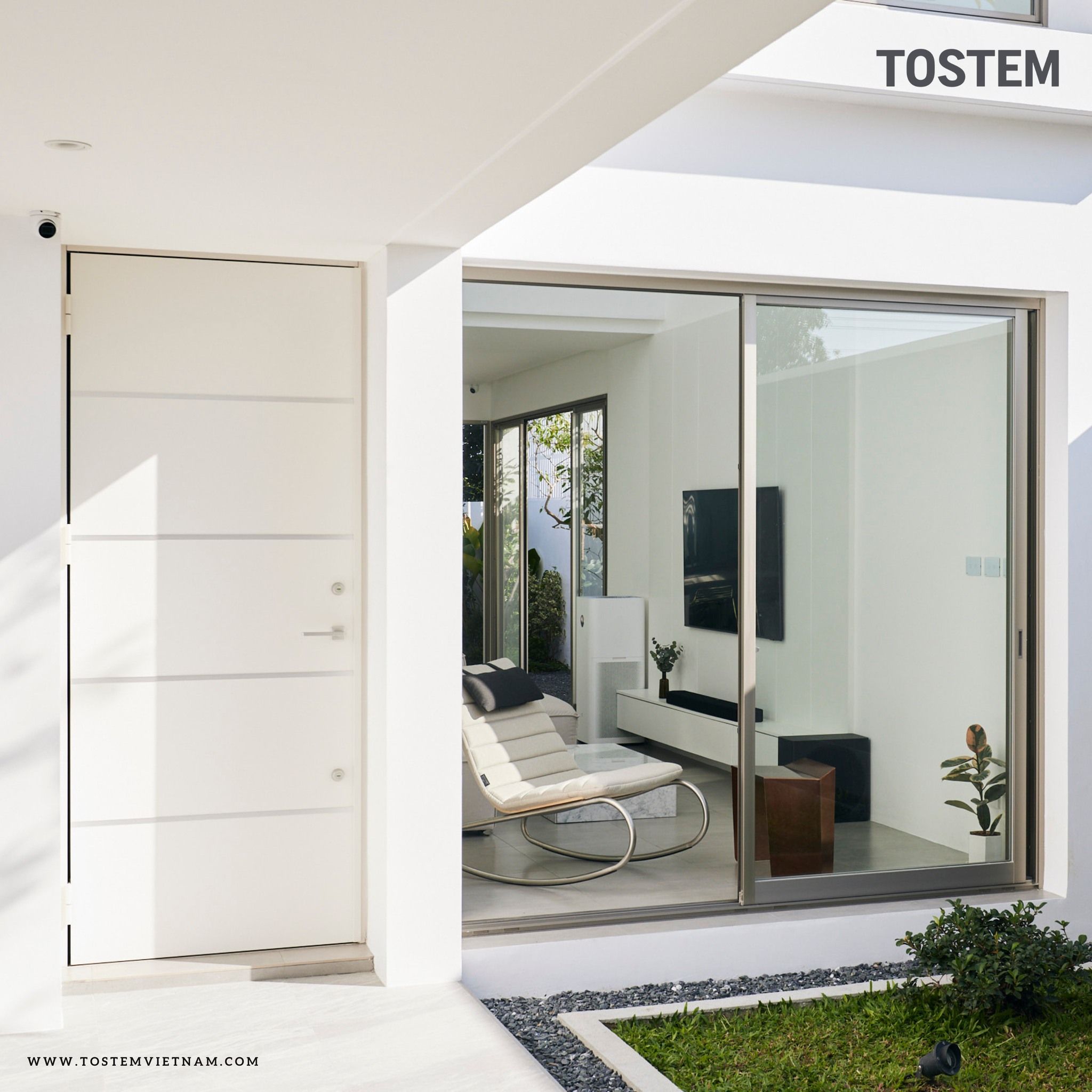 Cửa nhôm lùa 2 cánh của TOSTEM cho tầm nhìn thoáng đãng, không gian sống hòa quyện thiên nhiên