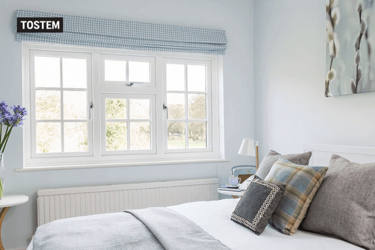 Cửa sổ mở hất 1 cánh chia ô tinh tế cho phòng ngủ