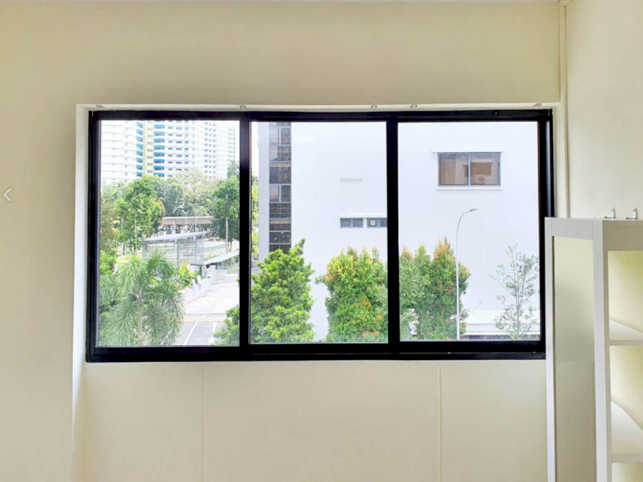 Cửa sổ nhôm lùa 3 cánh giúp mở rộng không gian phòng khách của gia đình