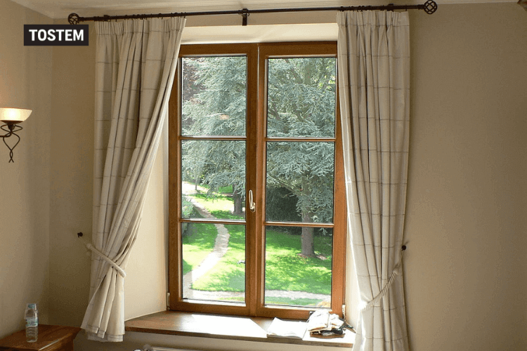 cửa sổ gỗ phòng khách nhà ống