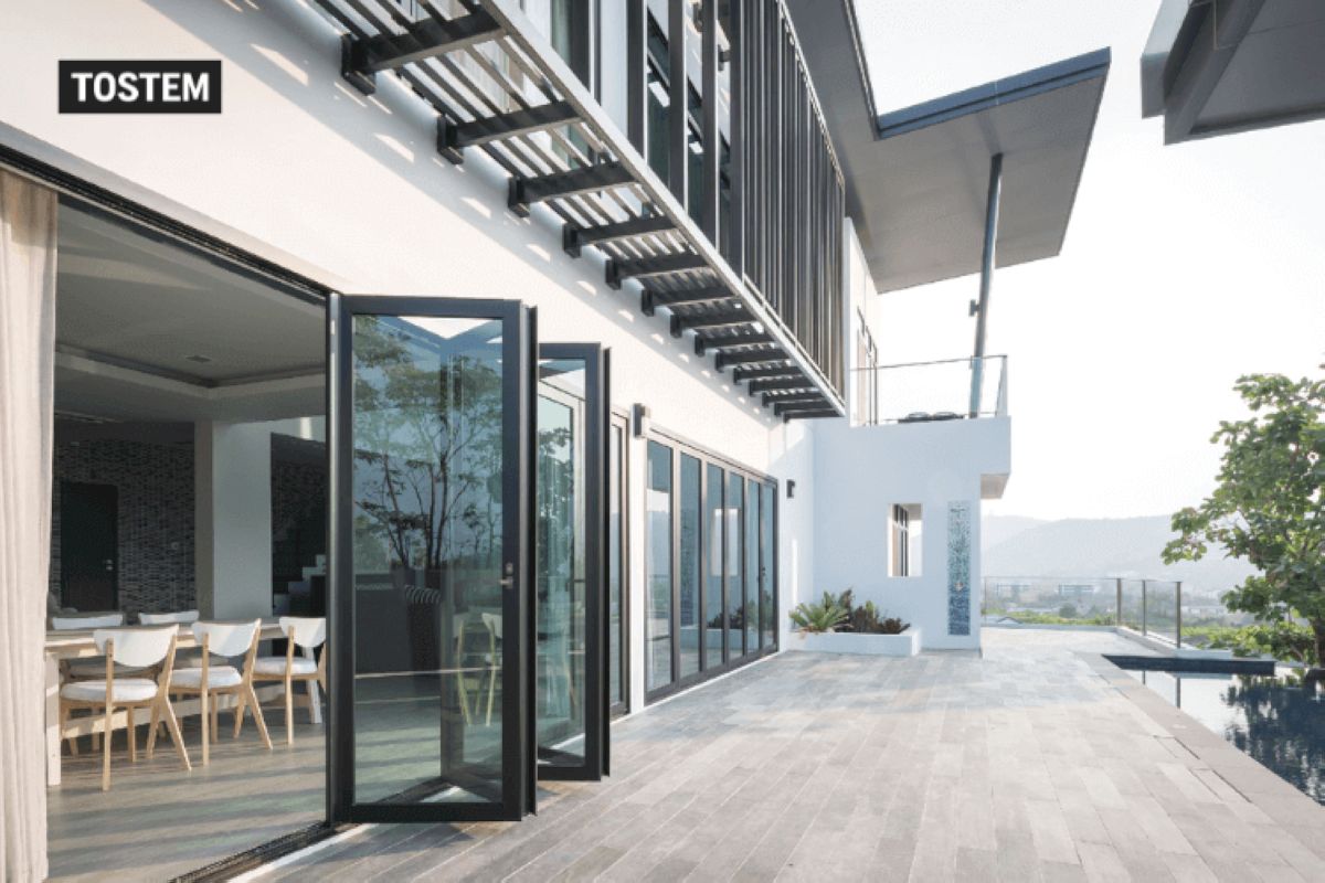 Cửa xếp trượt nhôm kính 6 cánh cao cấp hướng ra hồ bơi