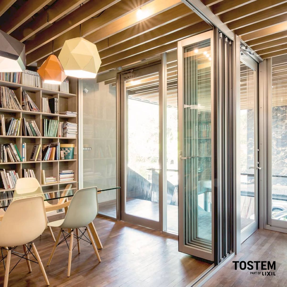 Mẫu cửa đi xếp trượt 6 cánh ngăn cách phòng đọc sách và phòng khách sang trọng