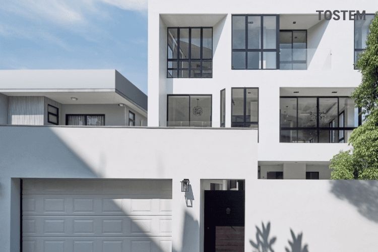 Cửa nhôm kính TOSTEM cao cấp mang đến vẻ đẹp sang trọng cho biệt thự hiện đại