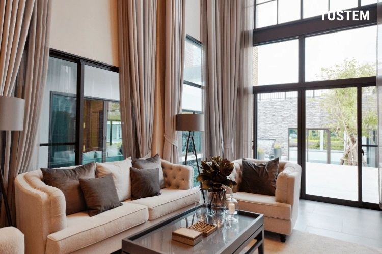 Cửa nhôm kính TOSTEM tạo không gian thông thoáng cho biệt thự hiện đại