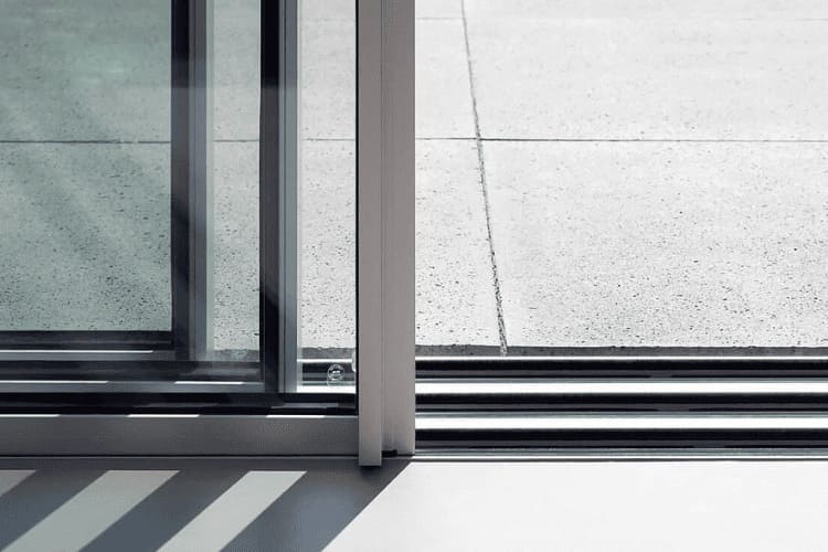 Cửa lùa được sử dụng bằng cách trượt ngang trên hệ thống ray trượt
