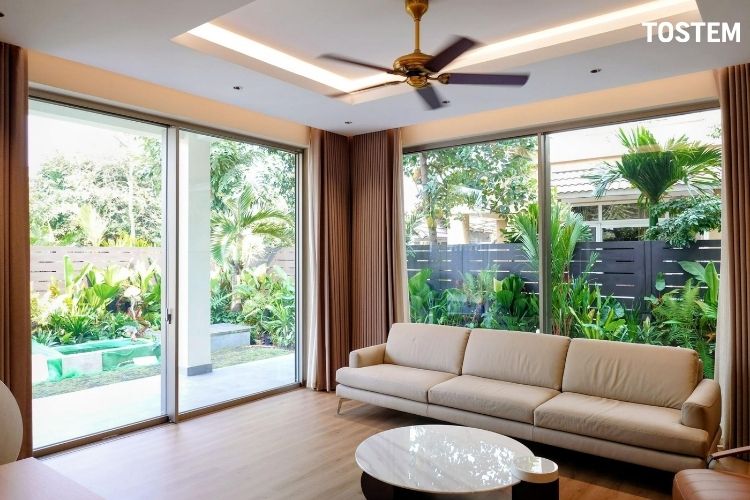 Cửa lùa mang lại vẻ đẹp tinh tế, hiện đại, đón ánh sáng tự nhiên cho ngôi nhà