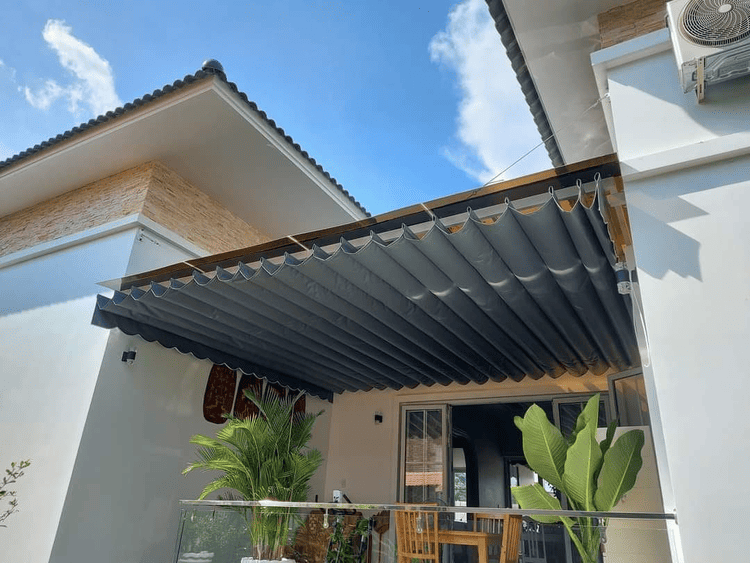 Mái hiên bằng bạt xếp có khả năng thu gọn khi không sử dụng