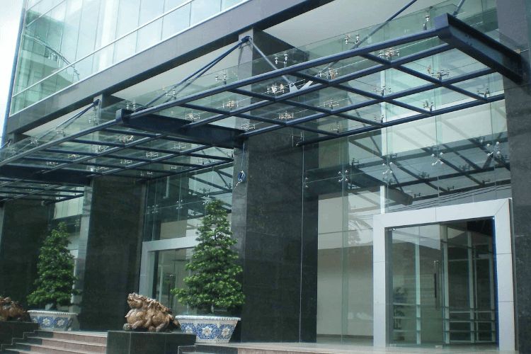 Mái canopy từ kính cường lực và hệ khung sắt
