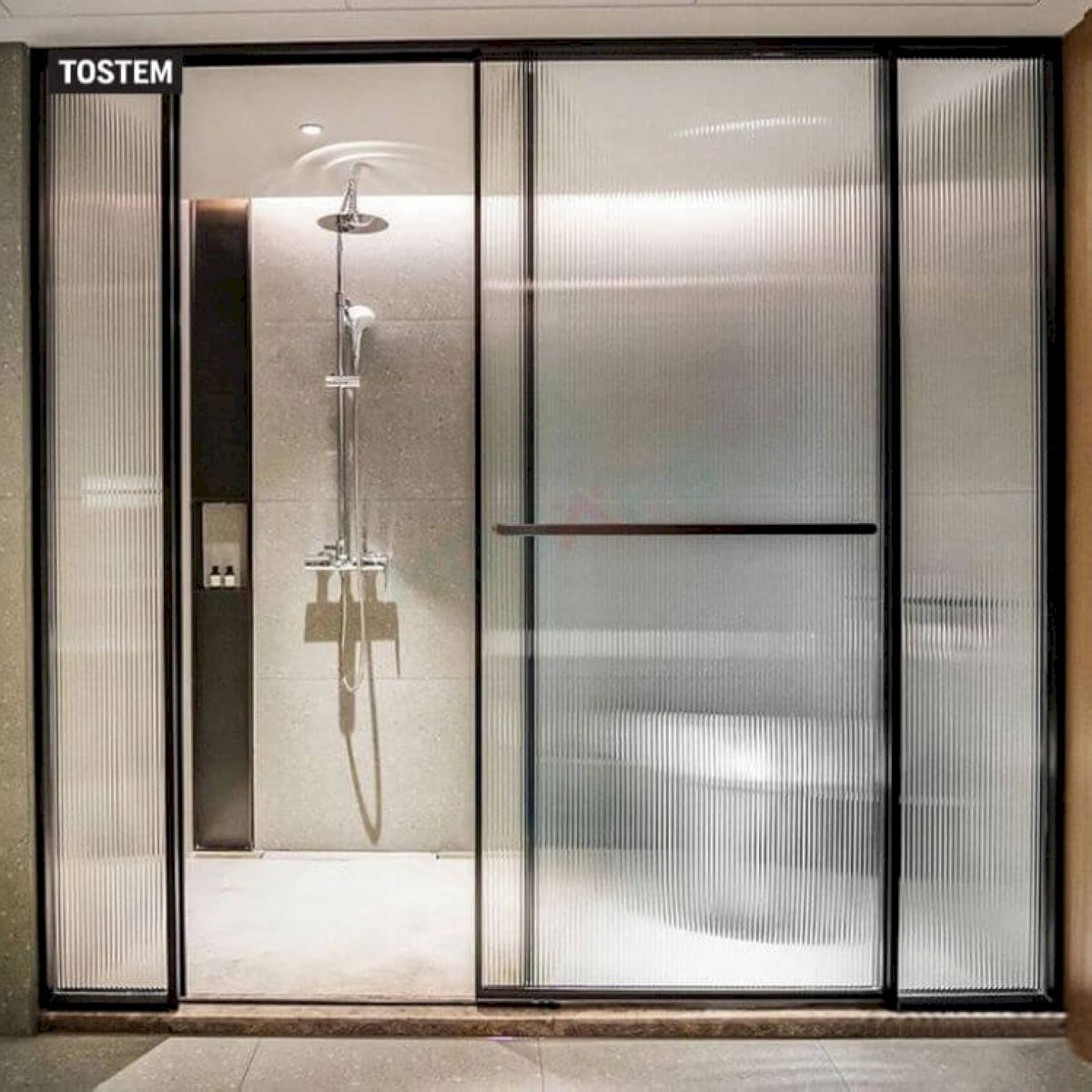 Mẫu vách ngăn phòng tắm TOSTEM basic phù hợp với nhiều phong cách nội thất