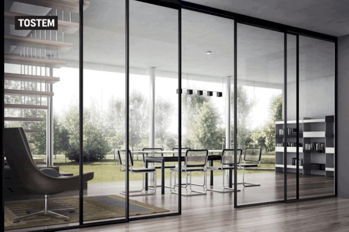 Vách ngăn nhôm kính cửa lùa phân chia khu vực văn phòng với showroom