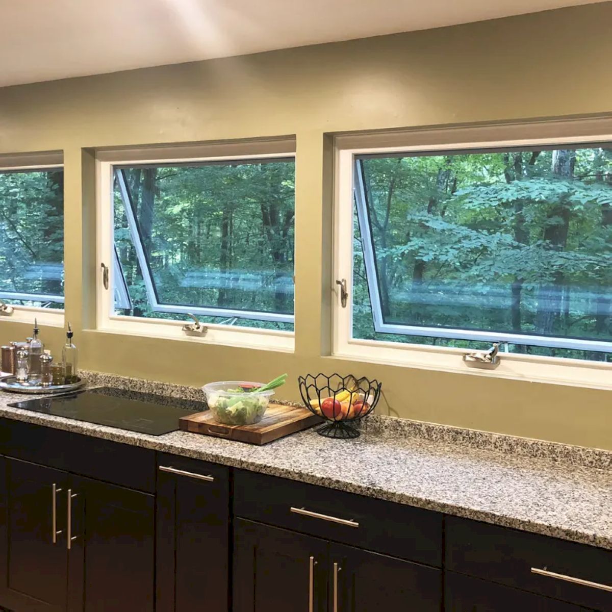 Cửa sổ 3 cánh mở hất giúp không gian nhà bếp luôn thông thoáng và dễ chịu khi nấu nướng