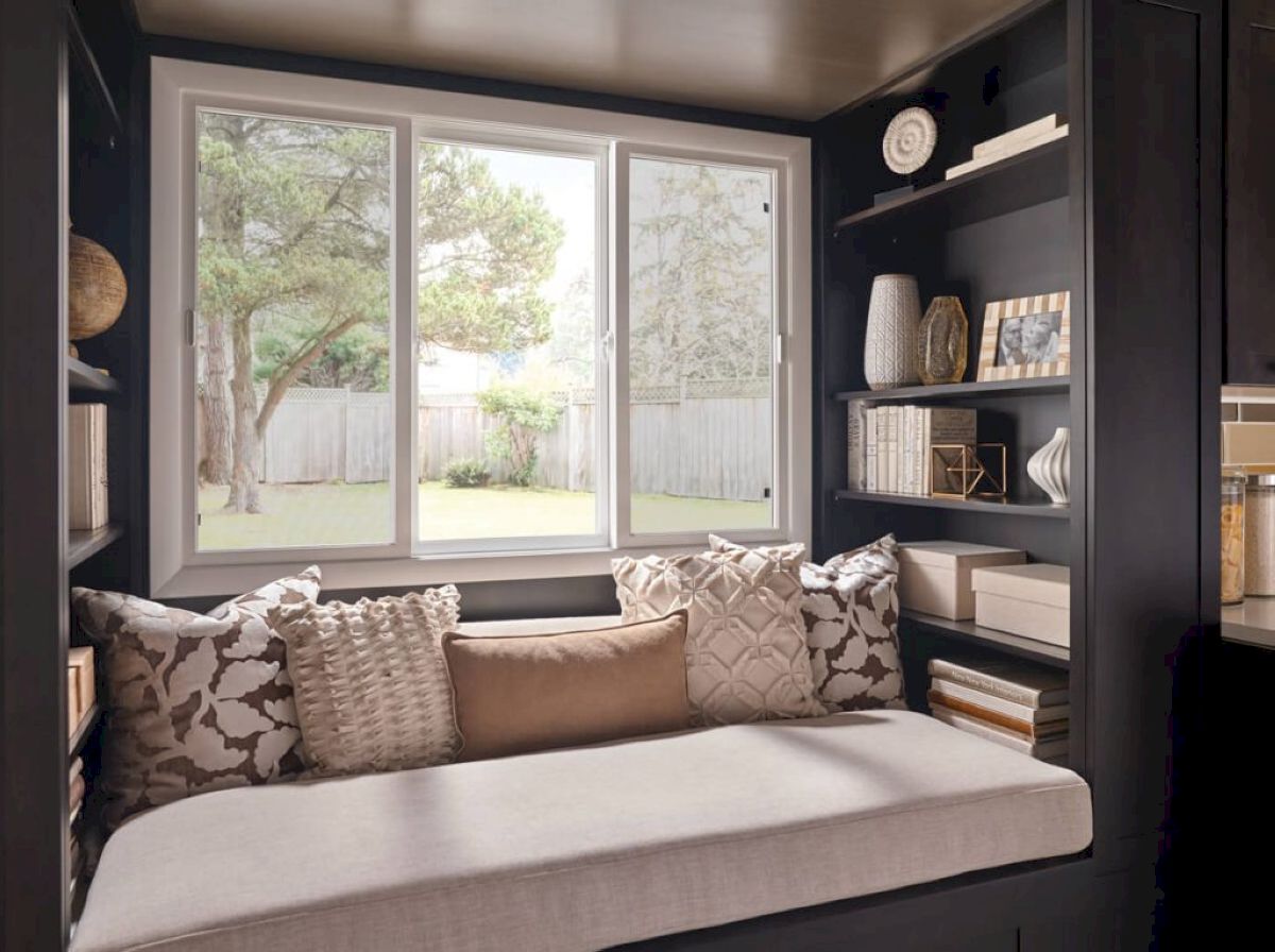 Cửa sổ 3 cánh mở trượt giúp tiết kiệm không gian nhưng vẫn đảm bảo đón gió, đón sáng hiệu quả