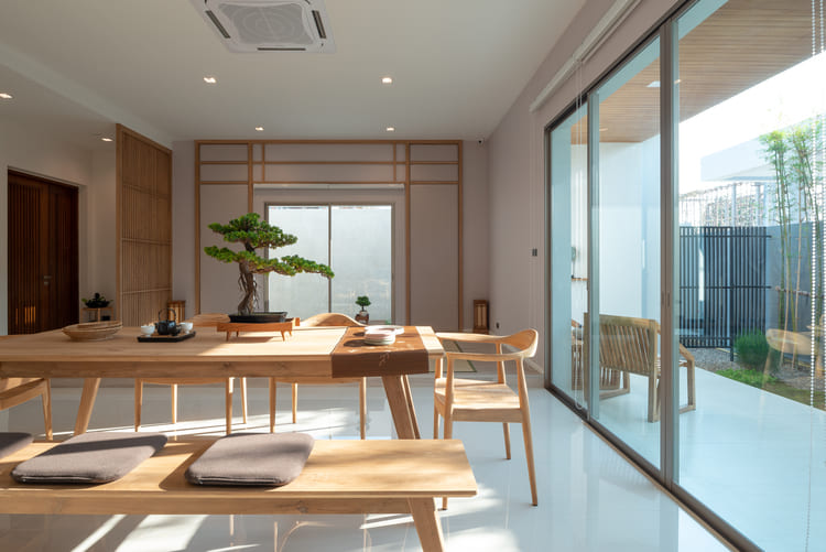 Cửa trượt lùa nhôm kính 3 cánh cho không gian nội thất phong cách Nhật Bản