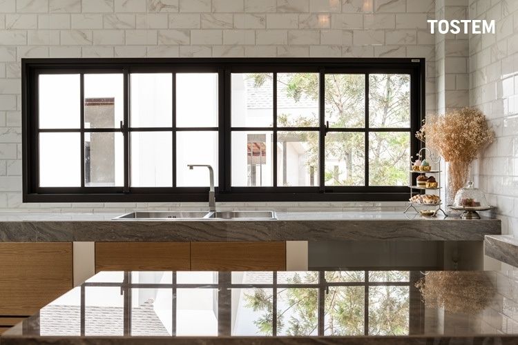 Kích thước cửa sổ trượt 4 cánh phải nhỏ hơn cửa đi chính