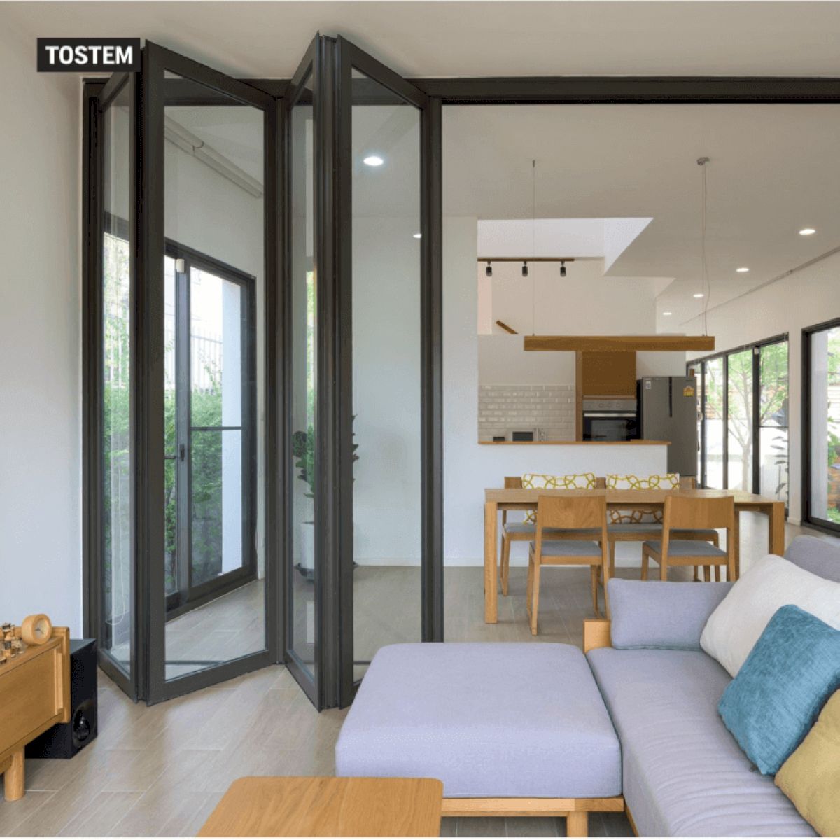 Cửa nhôm xếp gấp ngăn phòng khách và phòng ăn cho nhà có diện tích nhỏ