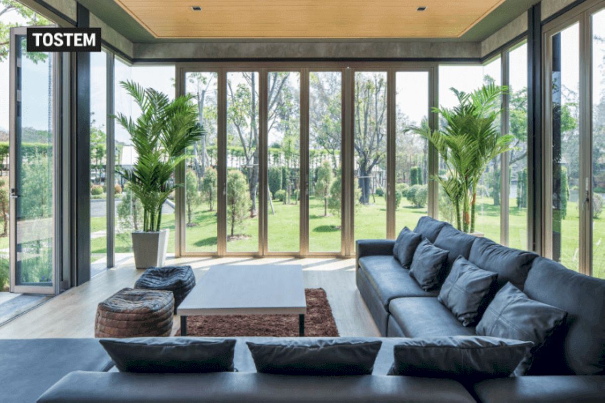 Cửa nhôm xếp gấp lớn của TOSTEM cho phòng khách biệt thự sang trọng