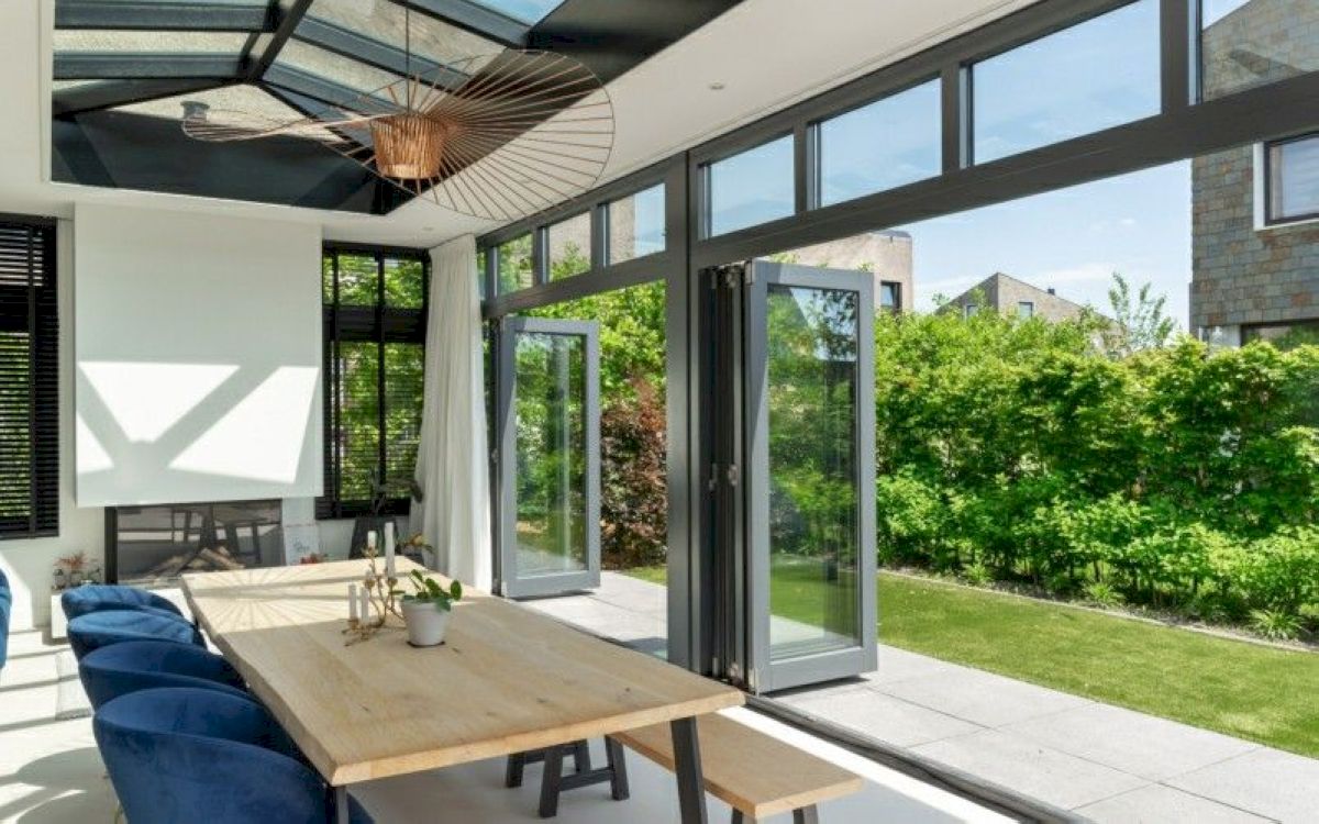 Thiết kế cửa nhôm xếp gấp kết hợp vách kính phù hợp với biệt thự sân vườn