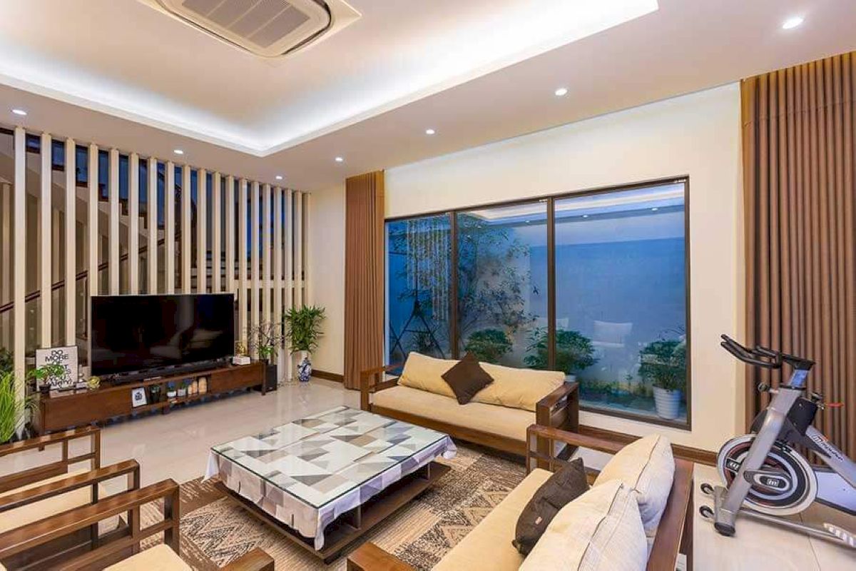 Cửa đi nhôm kính mở trượt sở hữu hệ thống bánh xe và ray trượt chất lượng cao