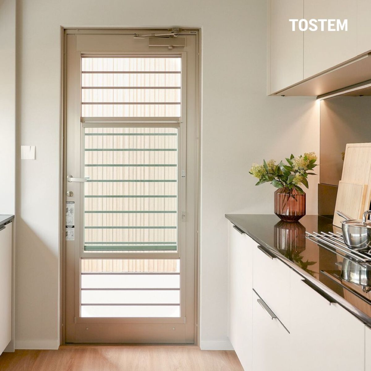 Các kiểu cửa nhôm kính mở thông gió đều có thanh ngang an toàn và lưới chống muỗi