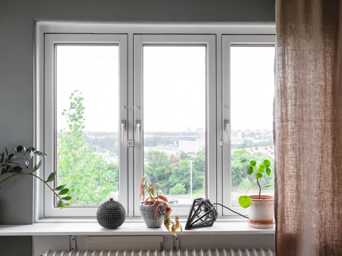 Cửa sổ nhôm kính mở quay có khả năng ngăn ồn, ngăn bụi và hạn chế thấm nước hiệu quả