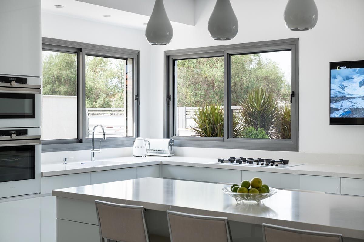 Cửa sổ nhôm kính mở trượt có hệ thống ray trượt chất lượng cao giúp việc đóng mở cửa mượt mà