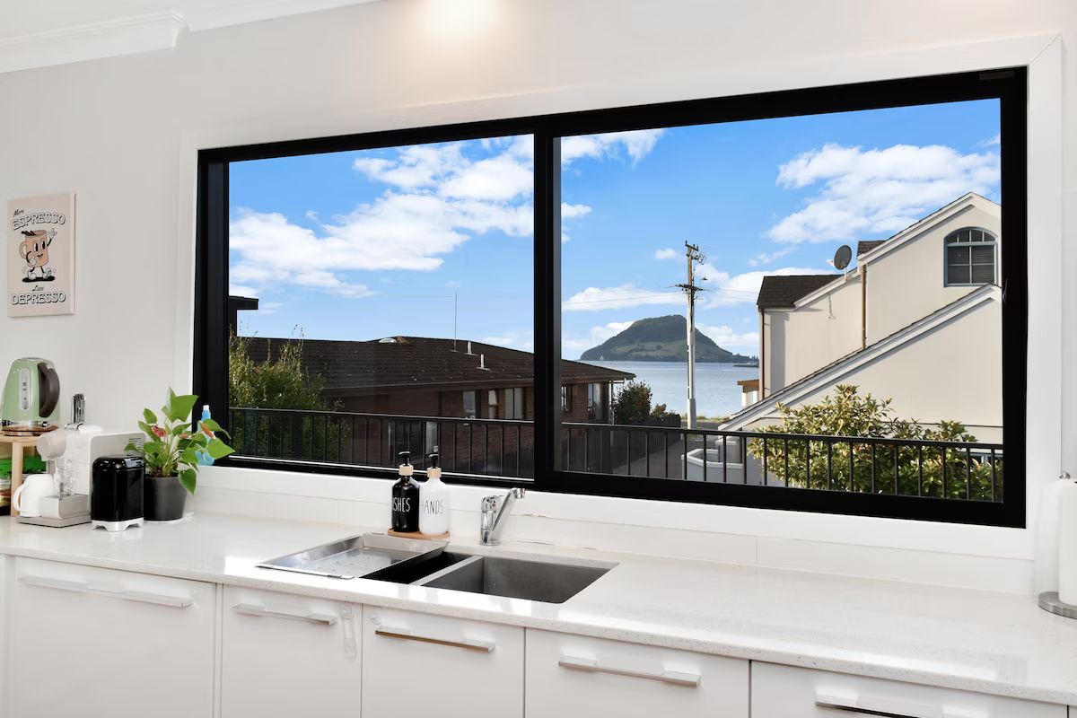 Cửa sổ mở trượt mang đến vẻ đẹp tối giản, tinh tế