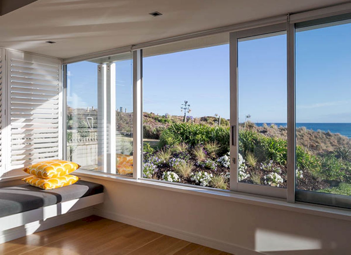 Cửa sổ nhôm kính mở trượt giúp không gian nội thất luôn tràn ngập ánh sáng tự nhiên và cảm giác rộng rãi