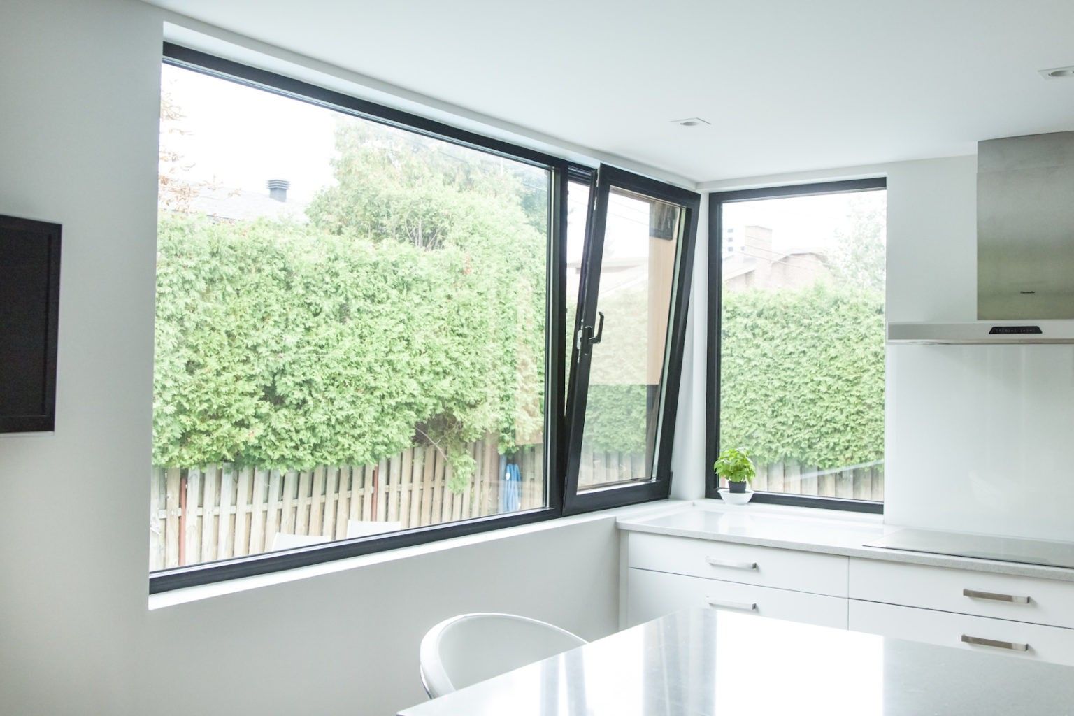 Cửa sổ nhôm kính mở lật có khả năng tạo khe hở giúp thông gió an toàn mà vẫn đảm bảo sự kín đáo