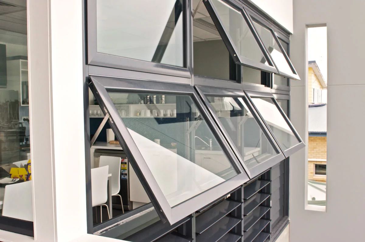 Cửa sổ nhôm kính mở hất có thể tạo khe thông gió an toàn tại các căn hộ cao tầng, chung cư