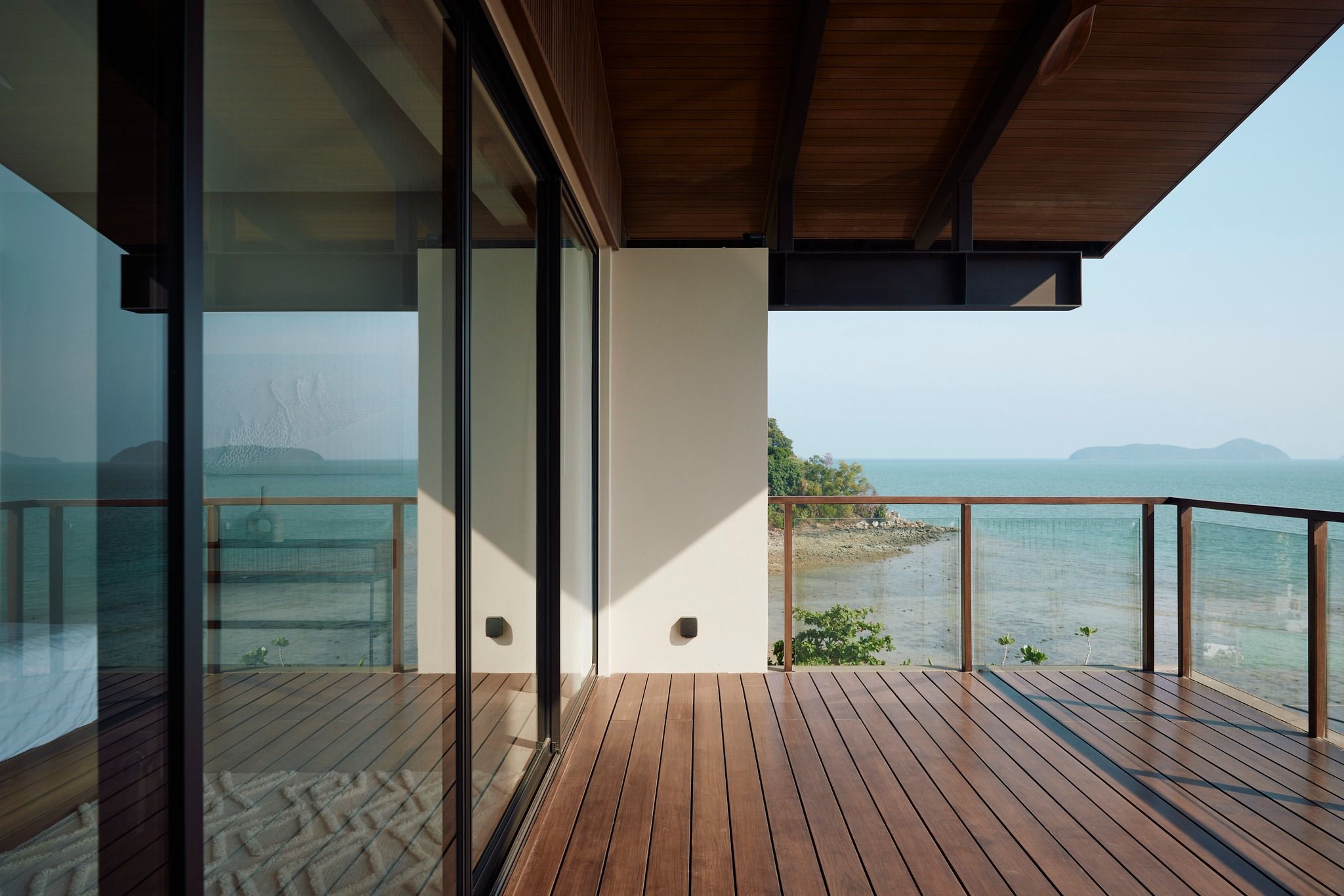 Cửa nhôm kính tại TOSTEM sở hữu giá cả phải chăng, đáp ứng được đa dạng nhu cầu (Nguồn: Internet)