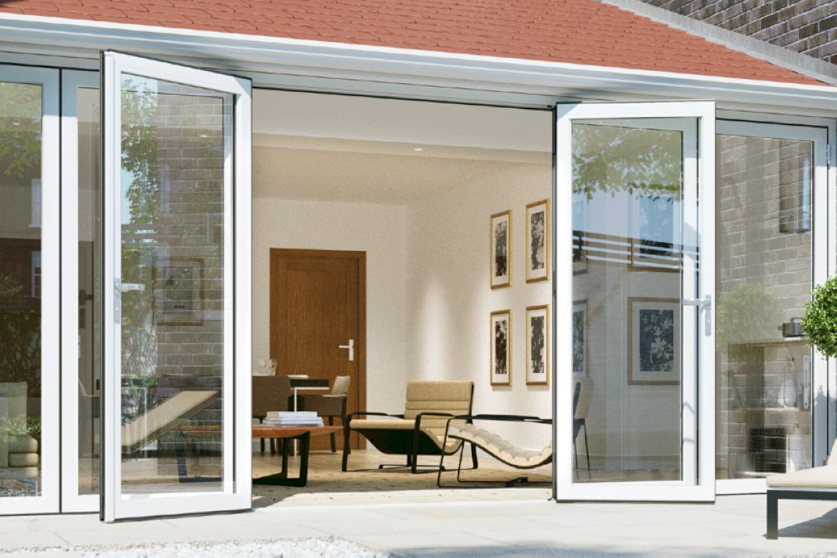 Cửa nhôm kính mở quay sở hữu kính dán an toàn mang lại độ vững chắc, chịu lực tốt