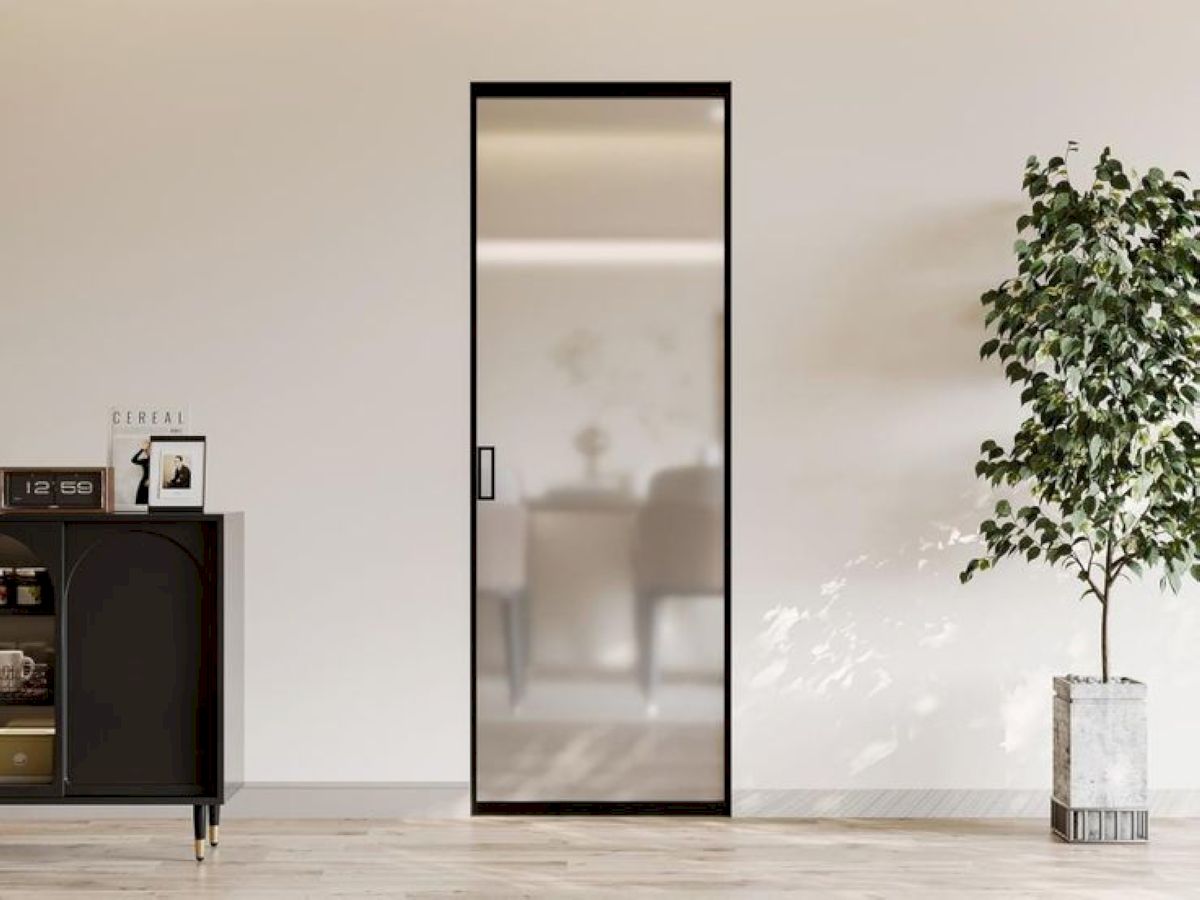 Các loại cửa nhôm kính mở quay 1 cánh có bề mặt nhôm và kính phẳng mịn, ít bám bụi, dễ dàng lau chùi