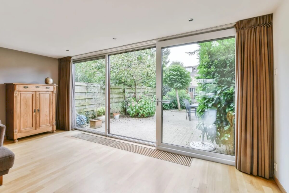 cửa lùa 3 cánh 3 ray lấy trọn tầm nhìn sân vườn bên ngoài