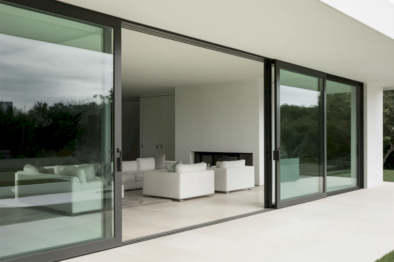 Cửa lùa khung đen sang trọng cho công trình phong cách tối giản (Nguồn ảnh: Internet)