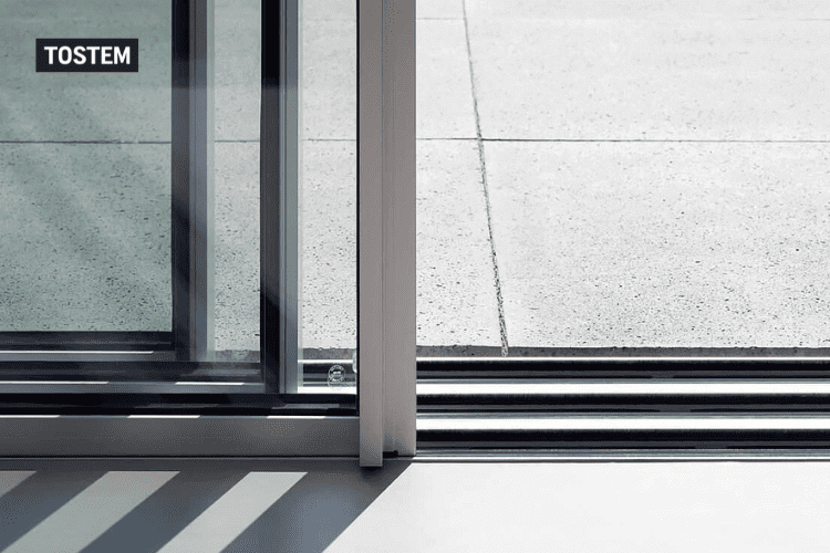 Cửa lùa TOSTEM có phần khung đáy thiết kế thoát nước