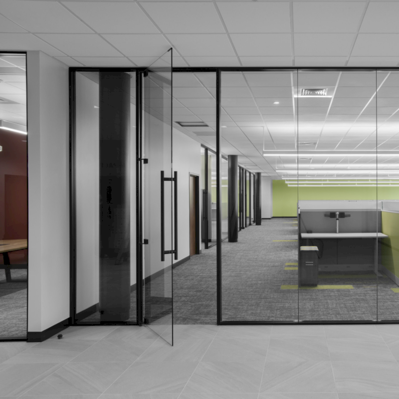 Cửa mở quay kính 2 lớp bản rộng, khung mảnh cho văn phòng (Nguồn ảnh: Internet)