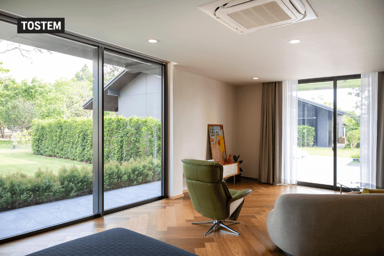 Cửa nhôm trượt 2 cánh tạo sự kết nối liền mạch giữa không gian trong và ngoài nhà